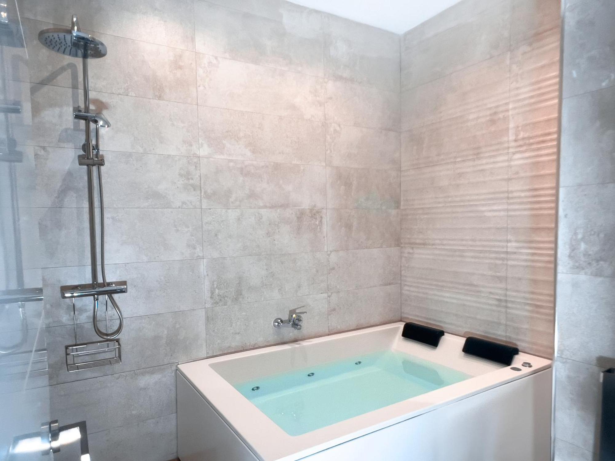 Acogedor Estudio En Triana Con Jacuzzi Y Wifi Seville Exterior photo